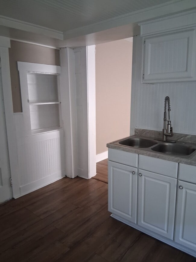 Building Photo - Charming Newly Renovated Spacious Double