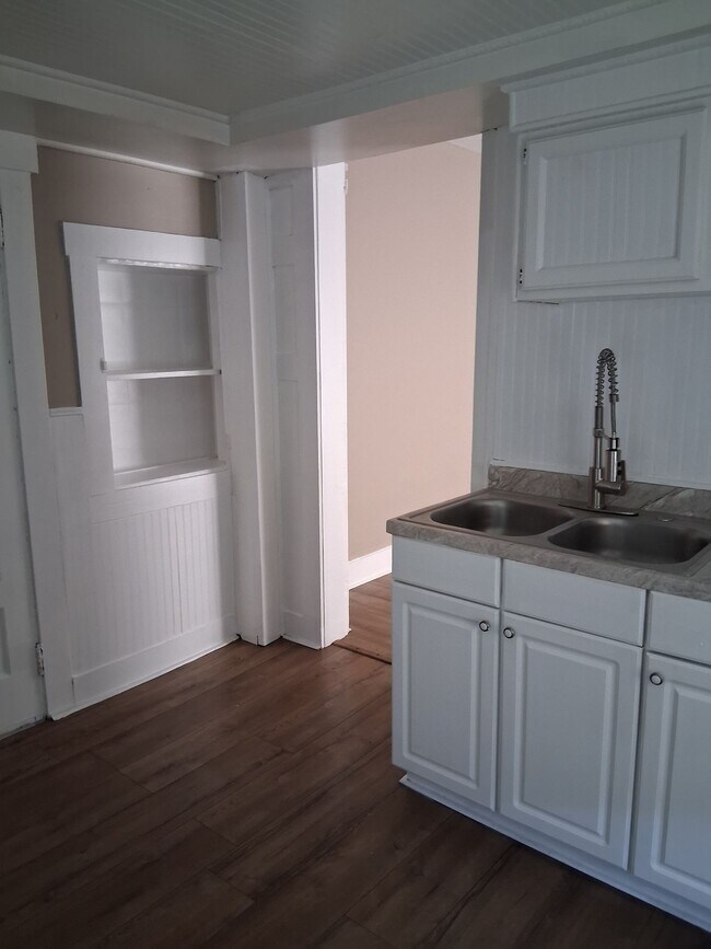 Building Photo - Charming Spacious Double