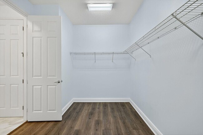 Building Photo - 9624 SW Royal Poinciana Dr