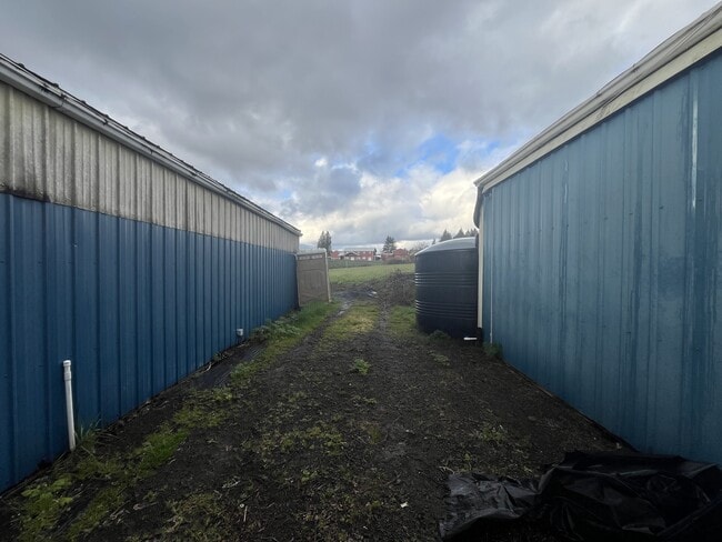 Building Photo - 16093 SW Roy Rogers Rd