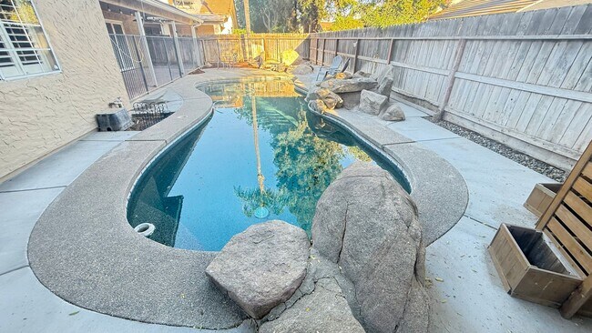 Building Photo - 3-bedroom, 2-bathroom home located in the ...