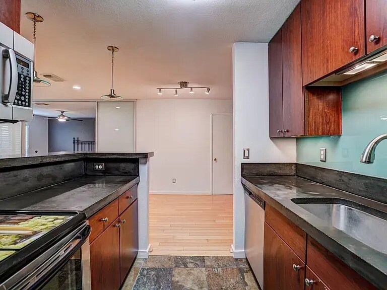 Building Photo - 1860 White Oak Dr