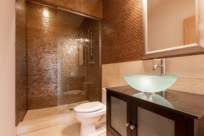 Building Photo - 5766 N Lincoln Ave