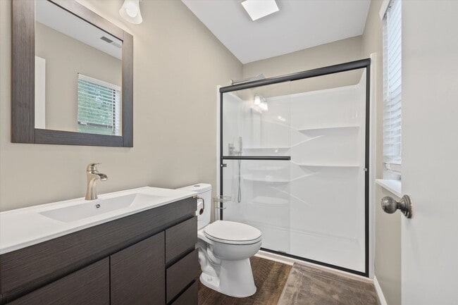 Building Photo - This beautifully maintained 2-bedroom, 2-bath 3rd Floor unit in Lake Wylie Woods is a Gem!