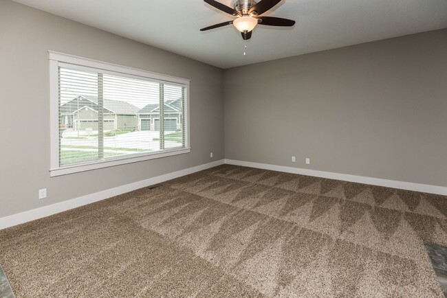 Building Photo - Gorgeous 4 Bed Home! Brand new carpet!