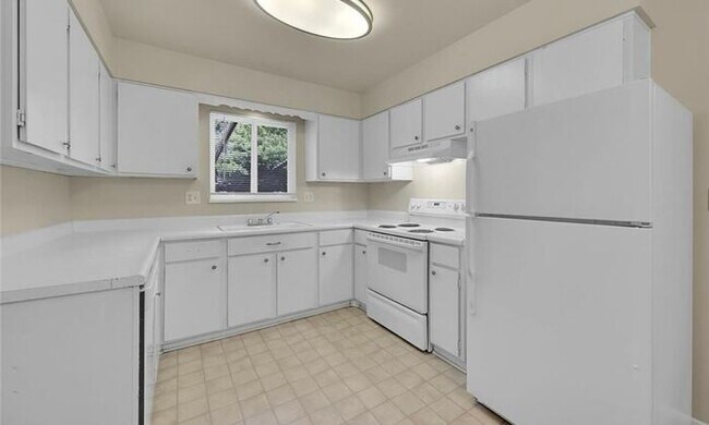 Building Photo - MOVE IN SPECIAL! 3-bedroom Rancher in Coun...