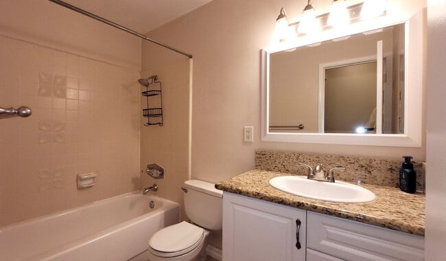 Building Photo - Popular Escondido Single Story 3 Bedroom Home!