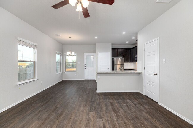 Building Photo - 3 Bedroom, 2.5 Bathroom Duplex in New Brau...