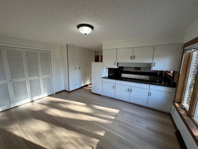 Building Photo - 3637 Sunset Dr