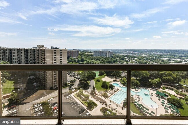 Building Photo - 205 Yoakum Pkwy