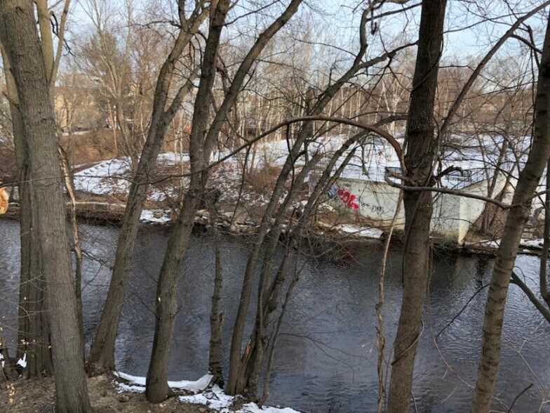 Building Photo - 65 Log St