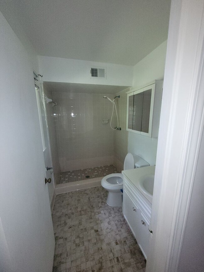 Building Photo - 3 bedroom 2 baths