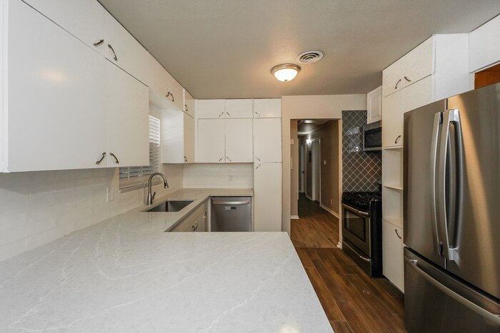 Building Photo - 906 Olney Dr