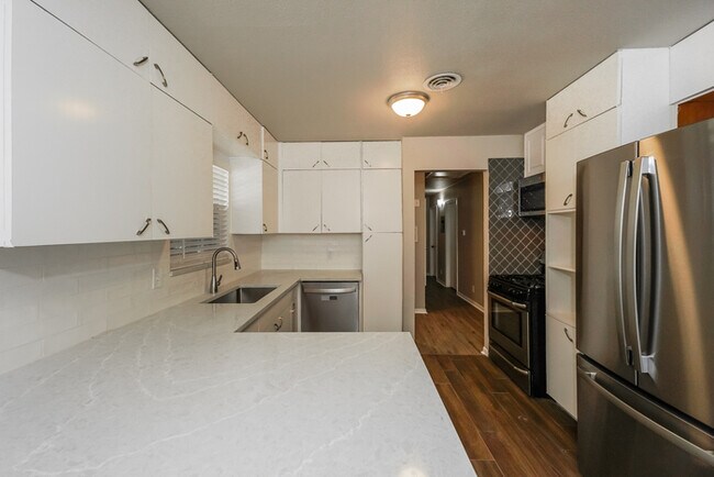 Building Photo - Spacious Living Near Parks & Trails