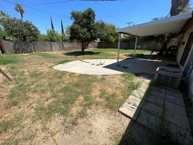 4 bedroom 2 bath, fenced yard w/ fruit tr... - 4 bedroom 2 bath,  fenced yard w/ fruit tr...