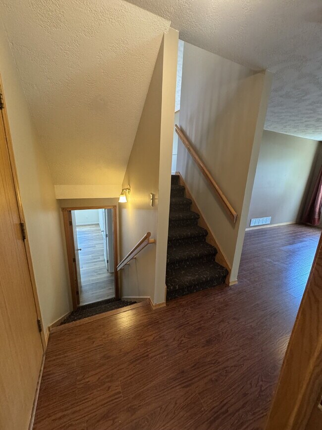 Building Photo - "Spacious 4-Bedroom Sanctuary with 3 Full Baths on Country View Drive, Derby - 3189 Sq Ft of Comf...