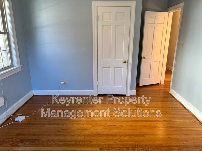 Building Photo - 127 College Cir