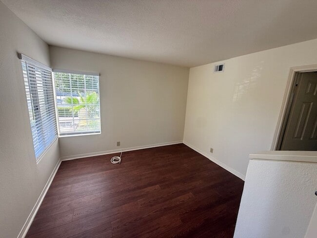 Building Photo - Spacious Home in Tustin with Main Floor Be...