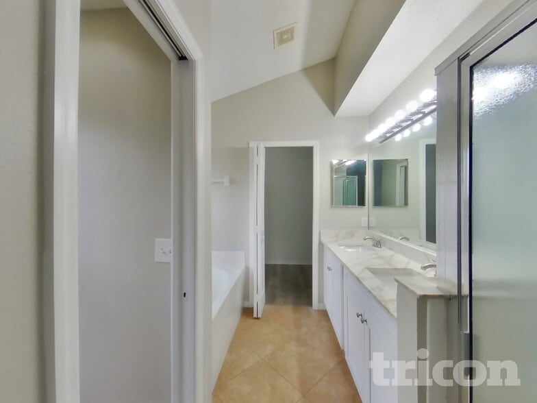 Building Photo - 8931 Southbay Dr