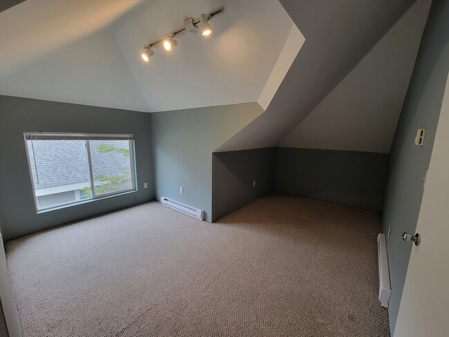 Building Photo - 2107-2107 E 5th St