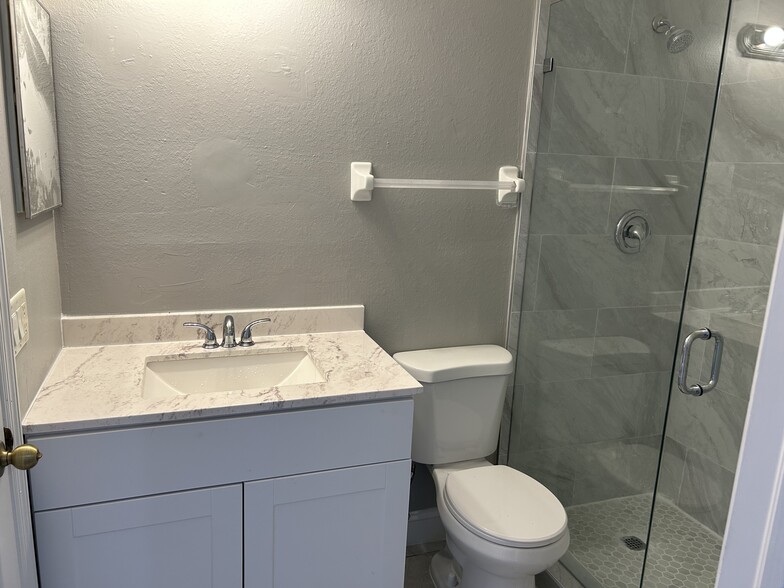 Building Photo - 2914 Santa Barbara Blvd