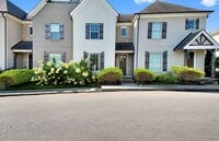 Building Photo - Three Master Suites - Super Location- Bell...