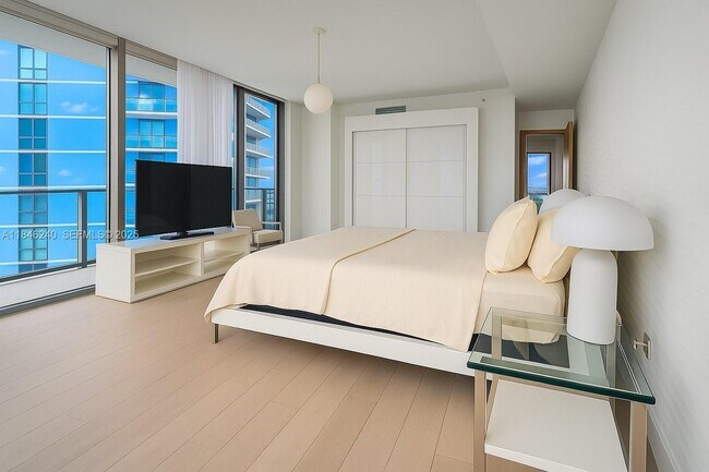 Primary Photo - 480 NE 31st St