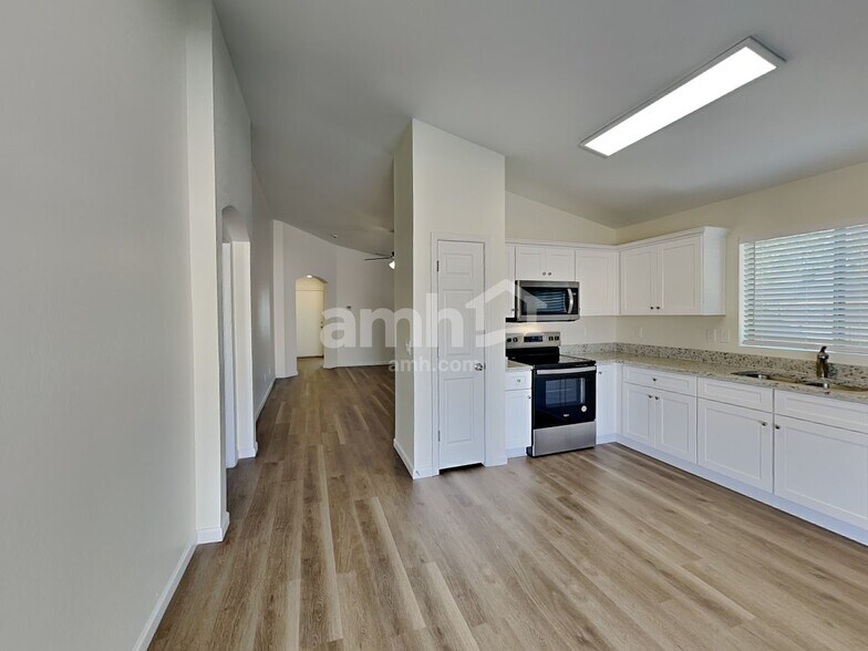 Building Photo - 9702 E Butte St