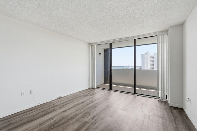Building Photo - 5600 N Flagler Dr