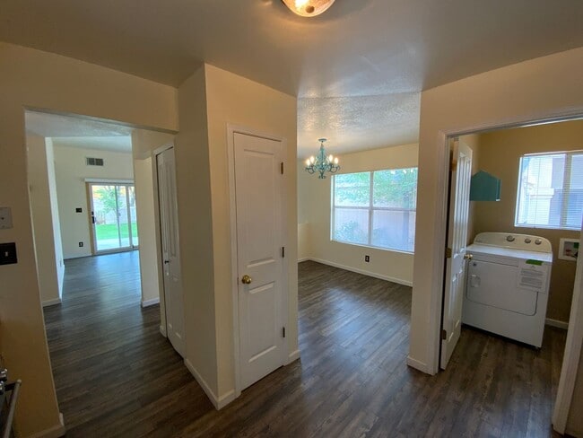 Building Photo - 2 Bedroom Single Story Home Available Near...