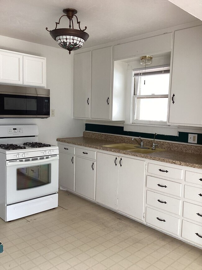 Building Photo - 3 Bed Du-Plex! Located in Portales, Close to ENMU!