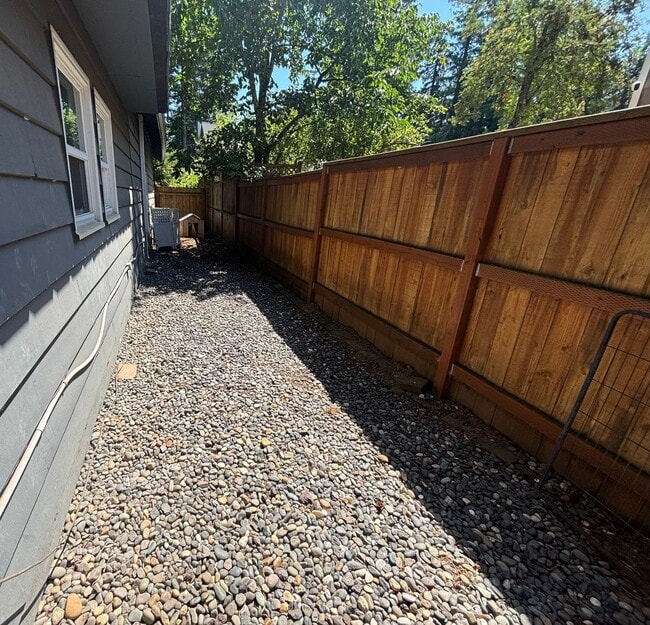 Building Photo - Newly Remodeled Home With Large Fenced Yar...
