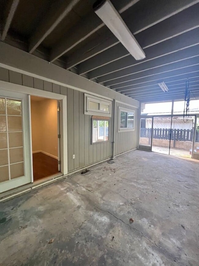 Building Photo - Available 08/16/2025! - Large 4 bedroom/2 ...