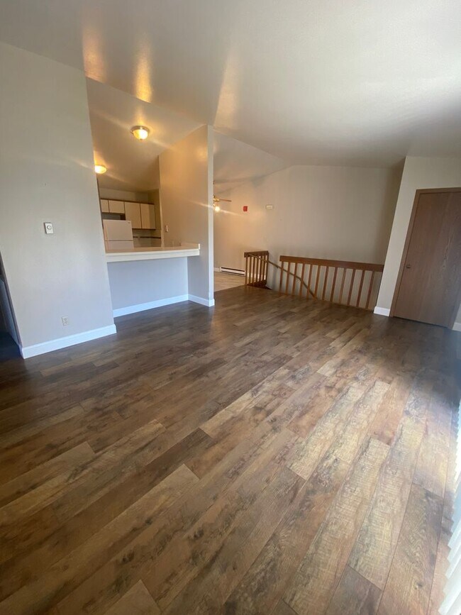 Building Photo - Private Entry Upper 2 Bedroom Apartment!