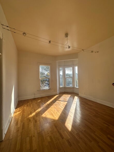 Building Photo - 848 E 15th St