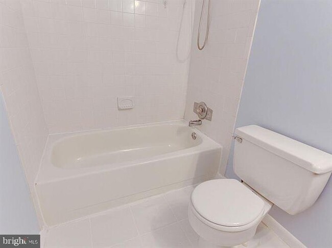 Building Photo - 2621 Glengyle Dr