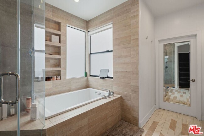 Building Photo - 12911 Bluff Creek Dr