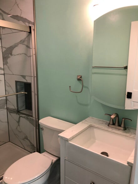 Building Photo - 1833 Thomas St