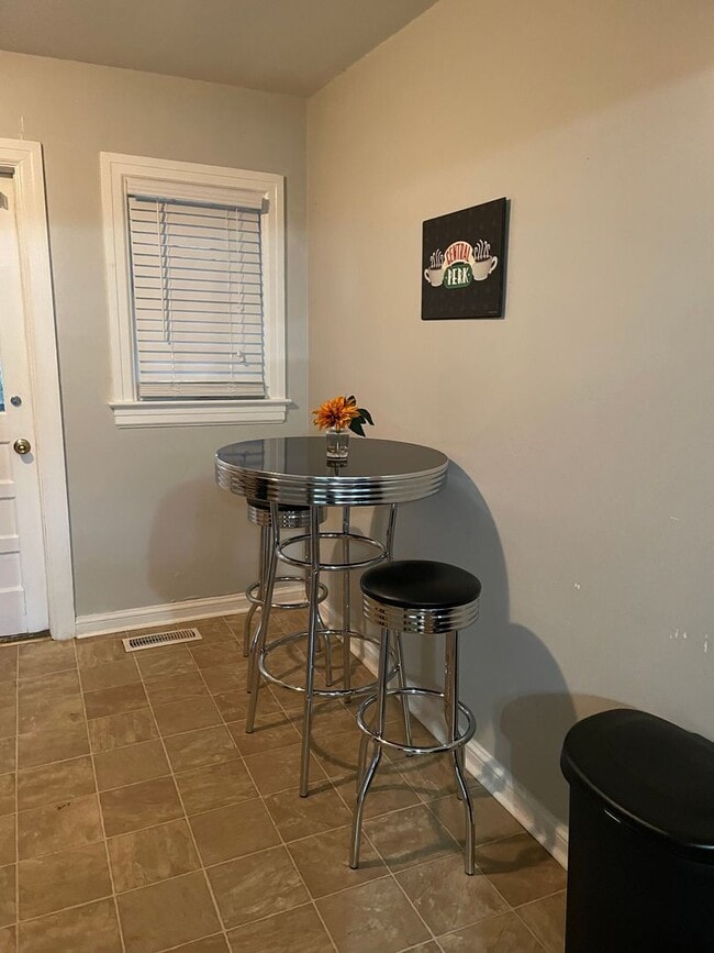 Building Photo - Charming 2 bedroom Duplex
