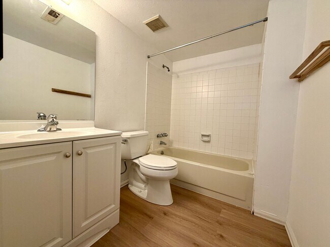 Building Photo - Peaceful Condo Retreat - Pet Friendly & Well Located