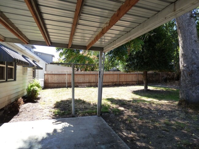 Building Photo - *Rent Special* 2 bed 1 Bath Home near Bush Park, Close to Downtown!
