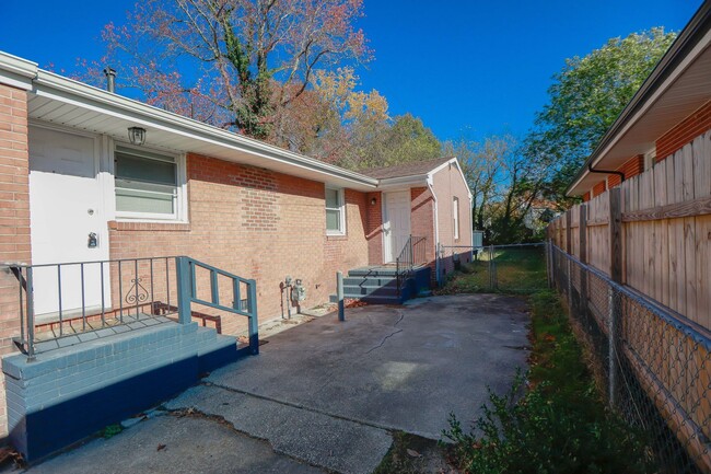 Building Photo - Brick Ranch Available in Hampton!