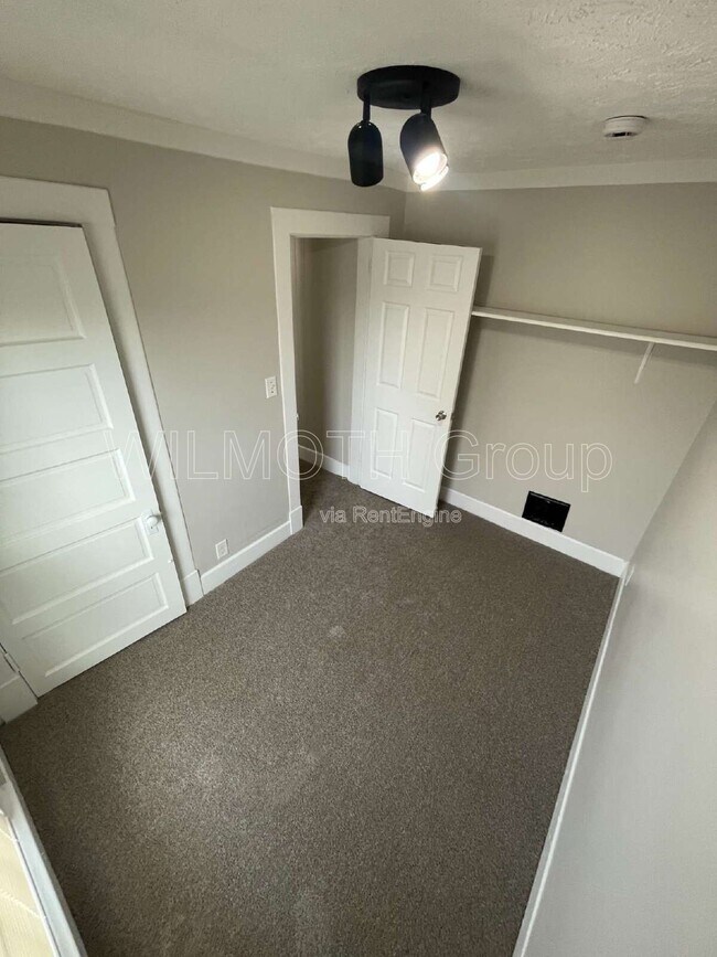 Building Photo - 324 N Linwood Ave