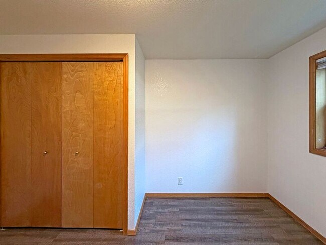 Building Photo - 24712 Parkside Dr