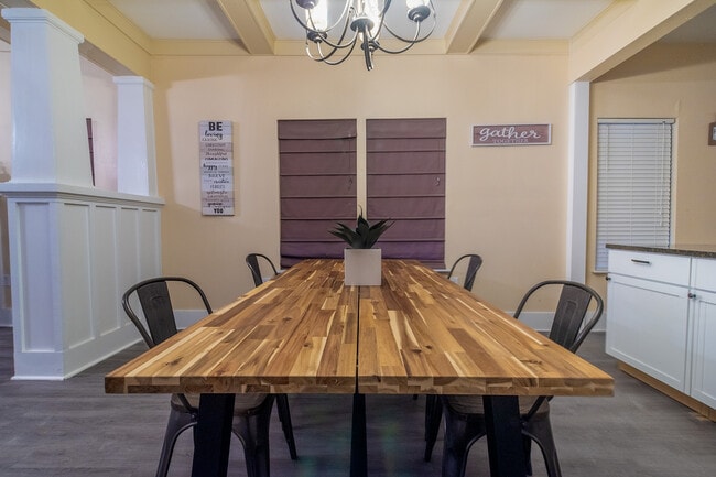 Building Photo - 321 University Ave