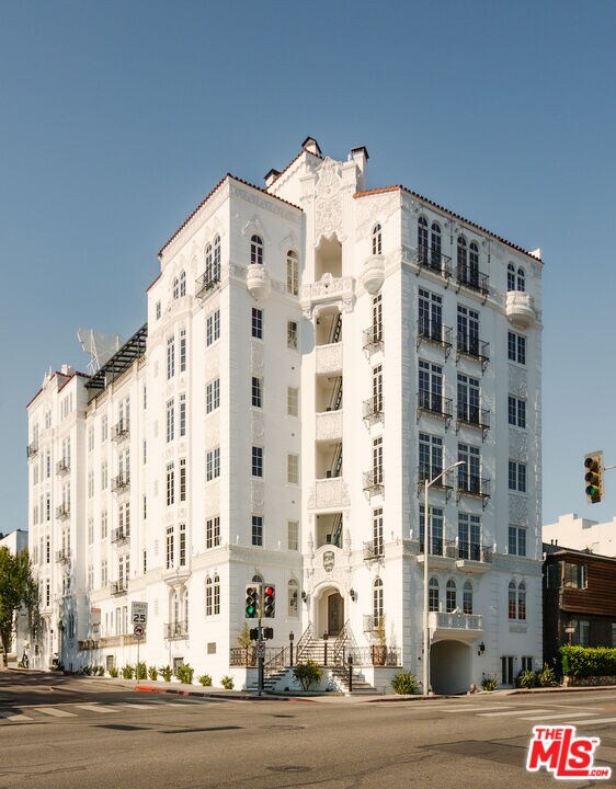 Building Photo - 1302 N Sweetzer Ave