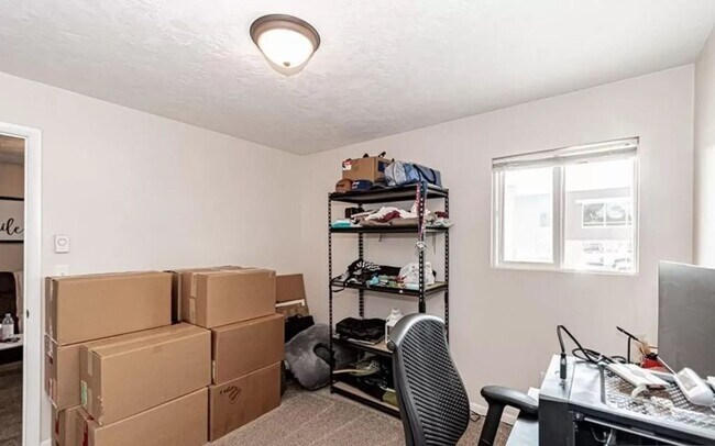 Building Photo - Super Cute 2 Bed/1 Bath Apartment on Main Street in Rexburg!