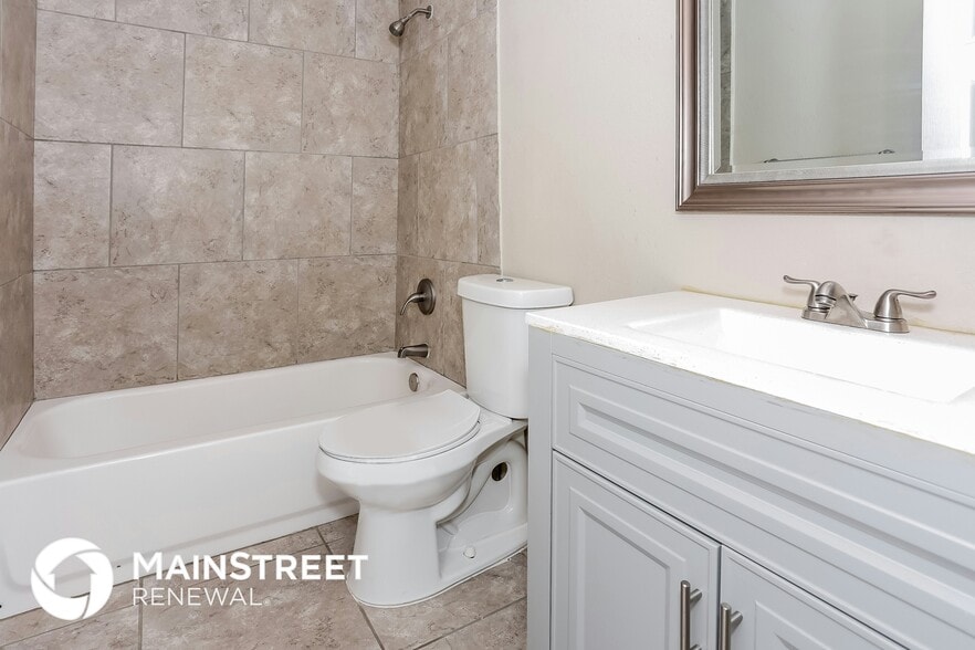 Building Photo - 2704 Hardy Pl