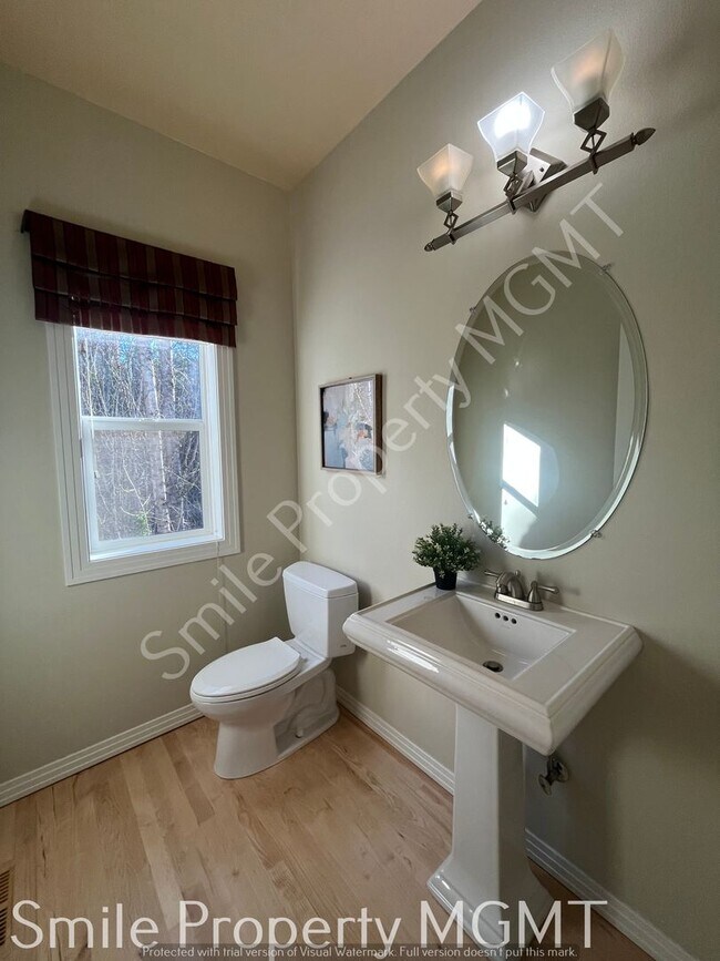 Building Photo - single house