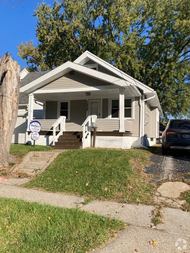 Building Photo - Spacious Recently updated 2 Bedroom 1 Bath...